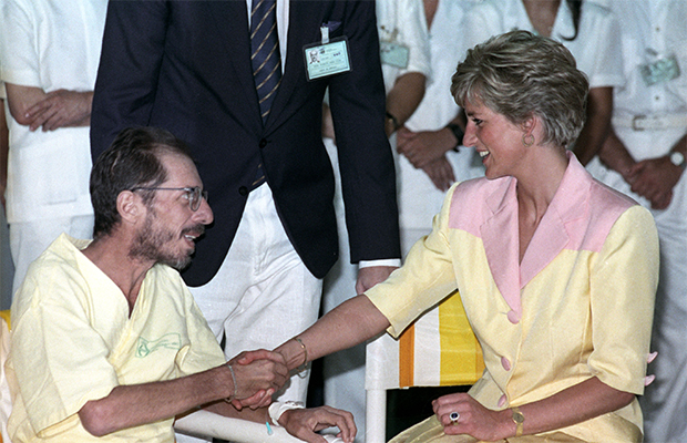 Lady Di dando a mão para um soropositivo