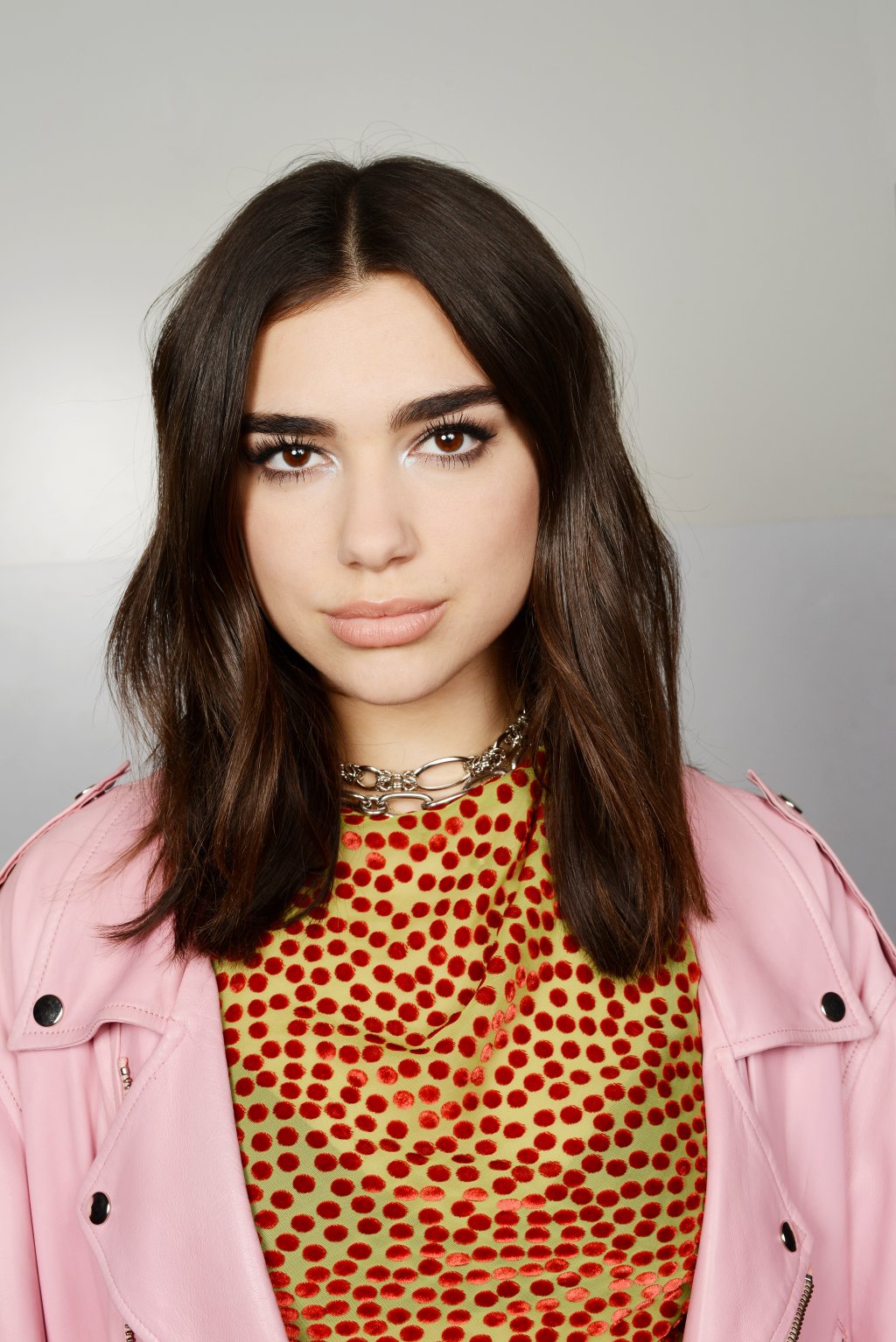 Look do Dia: Dua Lipa lacra com top de academia e calça colorida