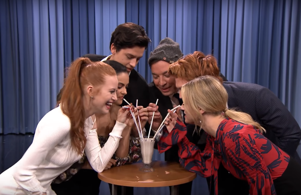 elenco-riverdale-jimmy-fallon-milkshake