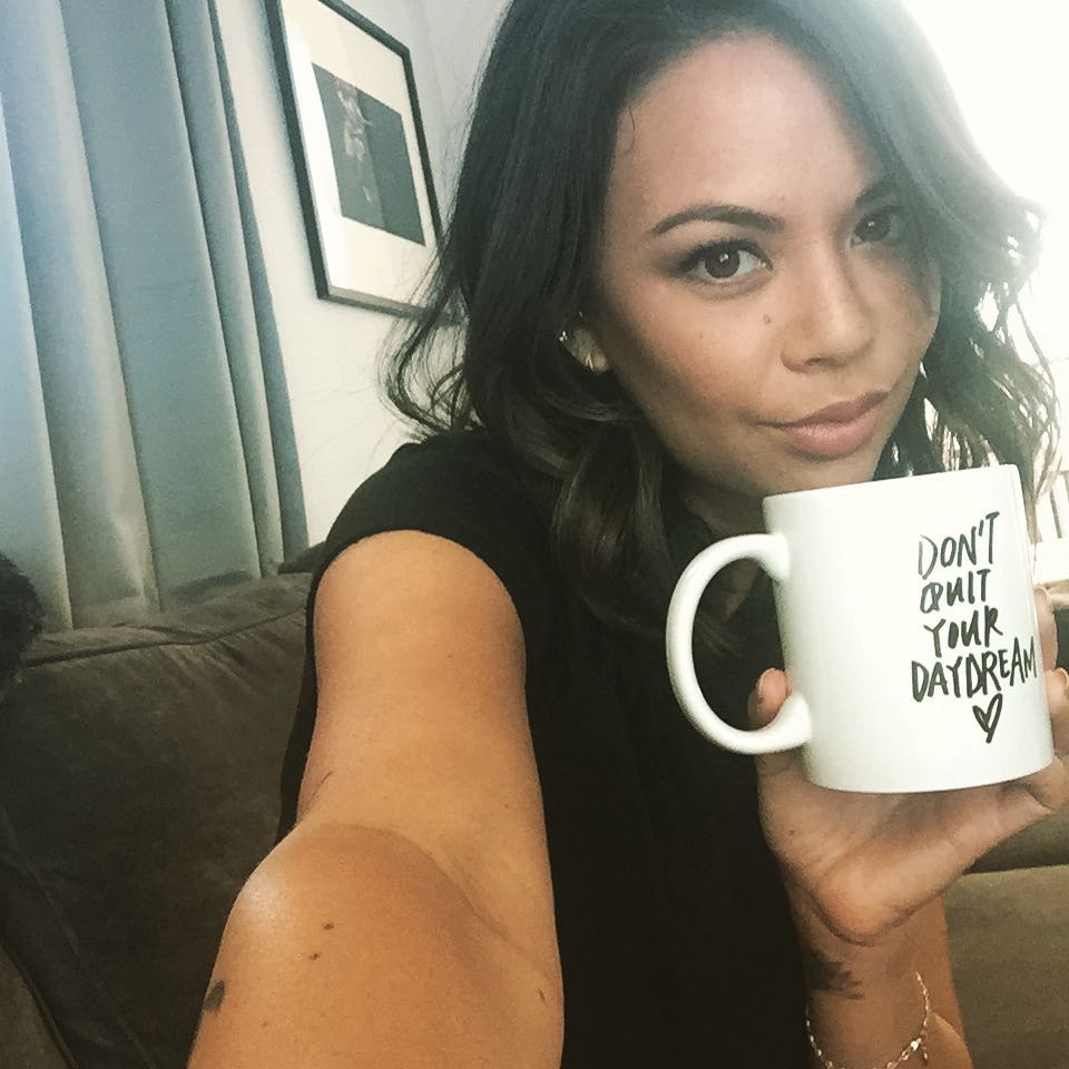 Janel Parrish, a Mona de Pretty Little Liars, está noiva!