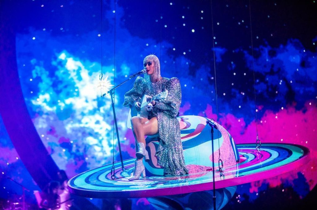 Katy Perry se joga na plateia após plataforma emperrar em show