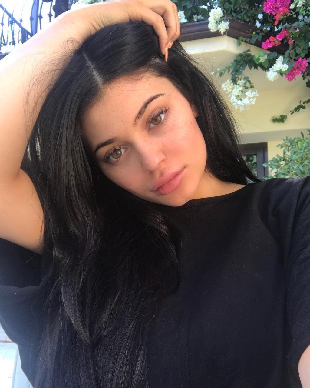 Fãs juram ter visto barriga de grávida em vídeo de Kylie Jenner