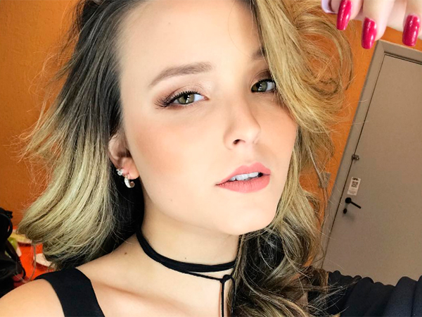 Larissa Manoela inova ao apostar em make rocker para show