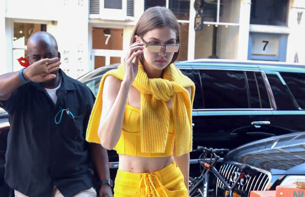 Look do Dia: Gigi Hadid arrasou com visu inteirinho amarelo!