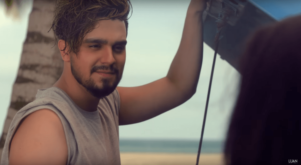 Luan Santana está todo romântico no clipe de Acertou a Mão