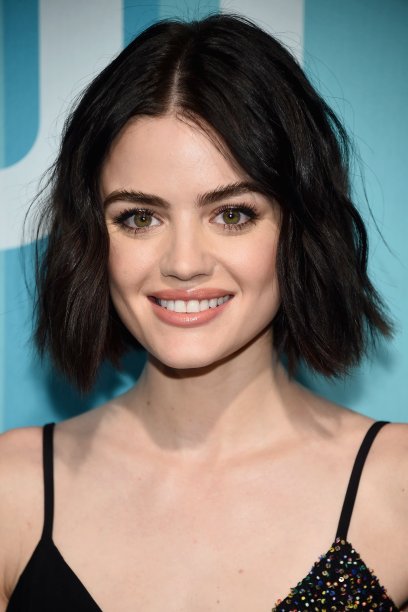 A marca registrada da Lucy Hale são as sobrancelhas grossas, mas acredita que ela disse que <a href="https://gutenberg.capricho.abril.com.br/beleza/a-atriz-lucy-hale-revelou-seu-maior-arrependimento-de-beleza/">exagerava na pinça quando era mais nova</a>?