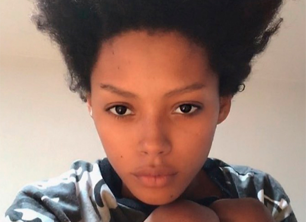 Modelo negra denuncia preconceito nos backstages de desfiles