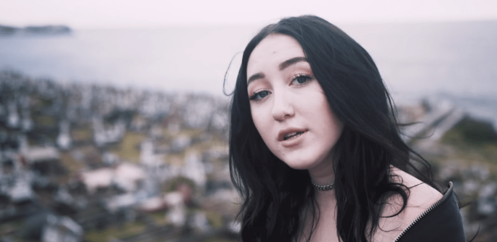 Noah Cyrus gravou o clipe de Again com “o que tinha no bolso”