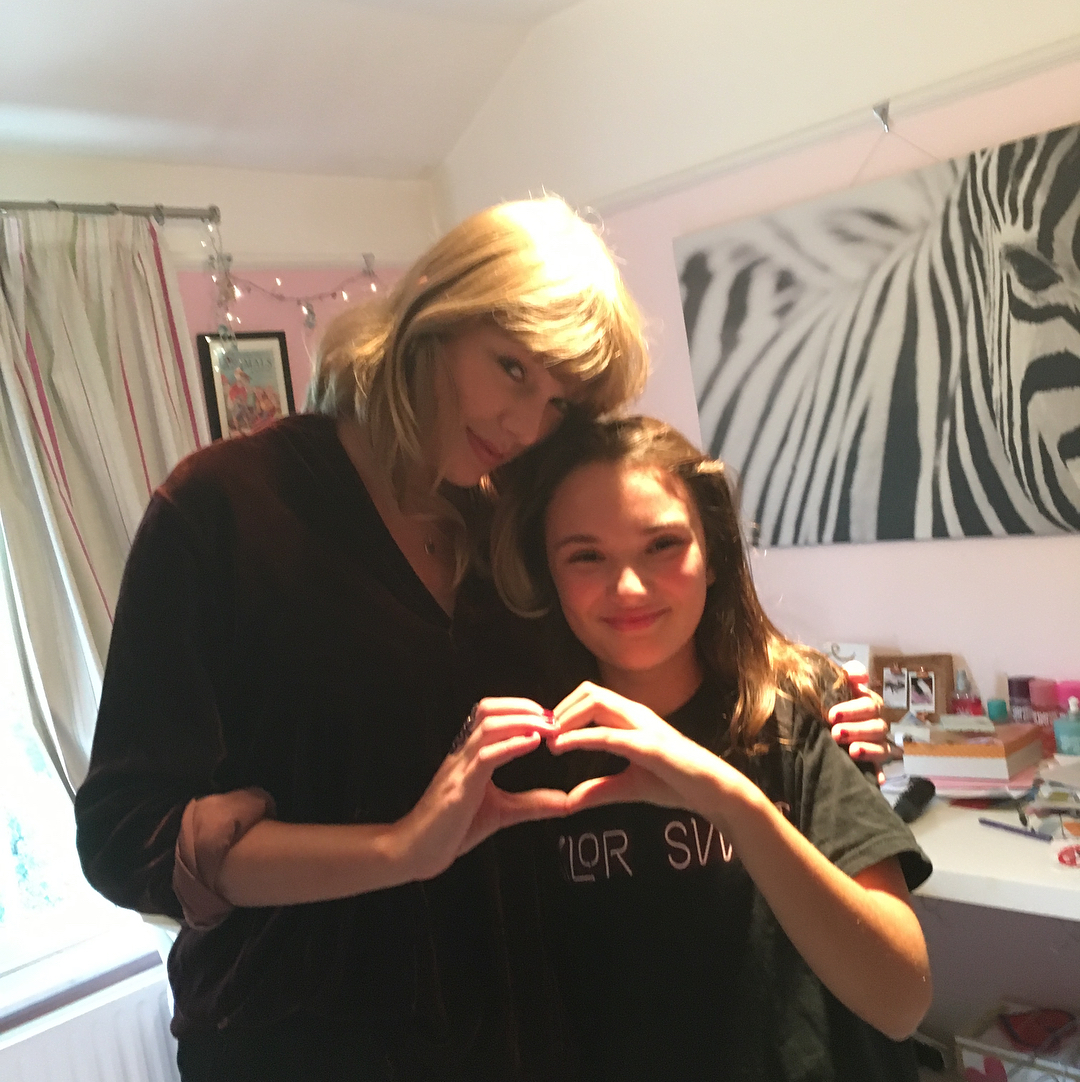 taylor-swift-visita-fa-sua-casa