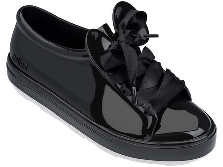 Os tênis custam R$180. Os tênis custam R$180.