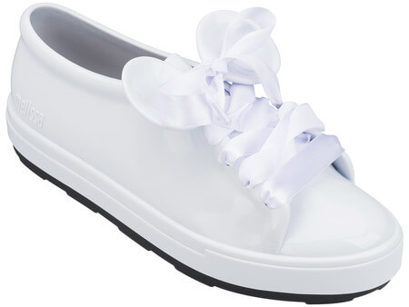 Os tênis custam R$180. Os tênis custam R$180.