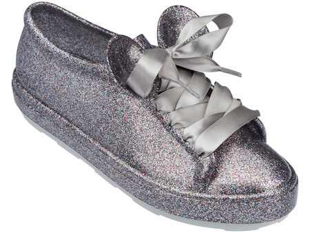 Os tênis custam R$180. Os tênis custam R$180.