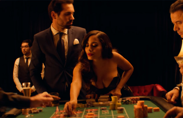 Anitta é a rainha do cassino no ‘caliente’ clipe de Downtown