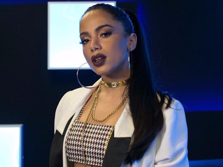 Anitta faz “festa da firma” e presenteia funcionário com carro