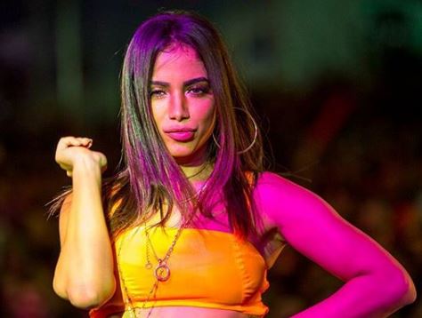 Anitta dribla trânsito do Rio de Janeiro do melhor jeito possível