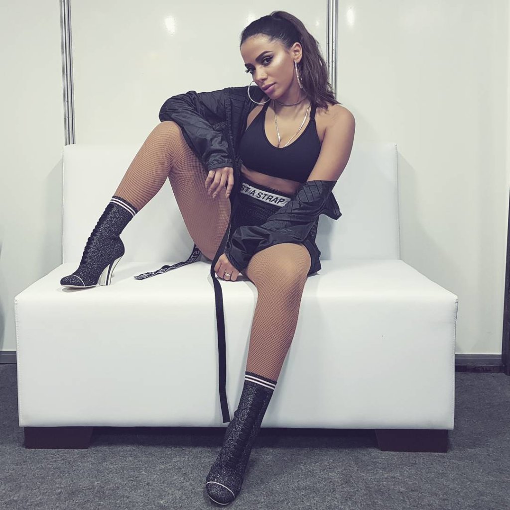 Anitta brinca com boatos de gravidez: “daqui a pouco virei avó”