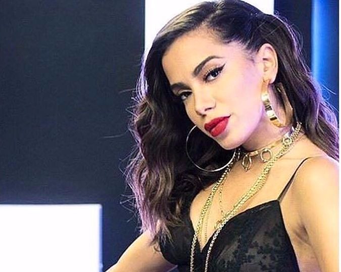 Anitta canta Hino Nacional e internet faz o que faz de melhor…