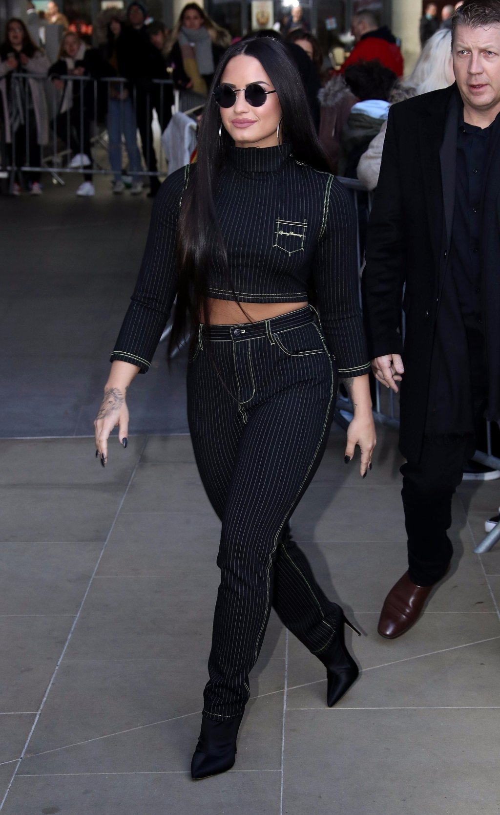 Look do Dia: amamos o conjunto preto ~nada~ básico da Demi Lovato