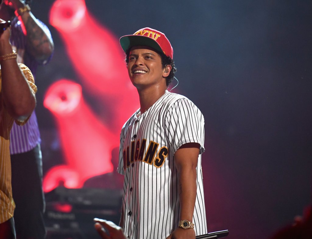 Bruno Mars é processado após postar foto de quando era criança