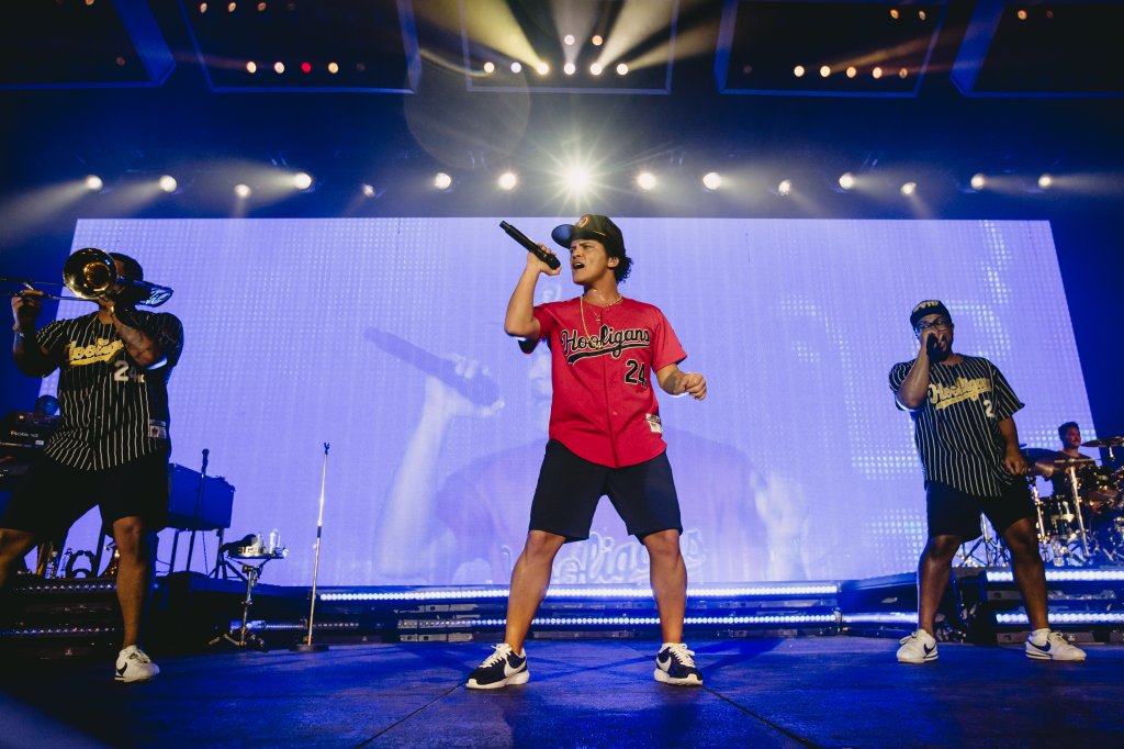 Você quer baile, @? Bruno Mars é o astro que você respeita em SP