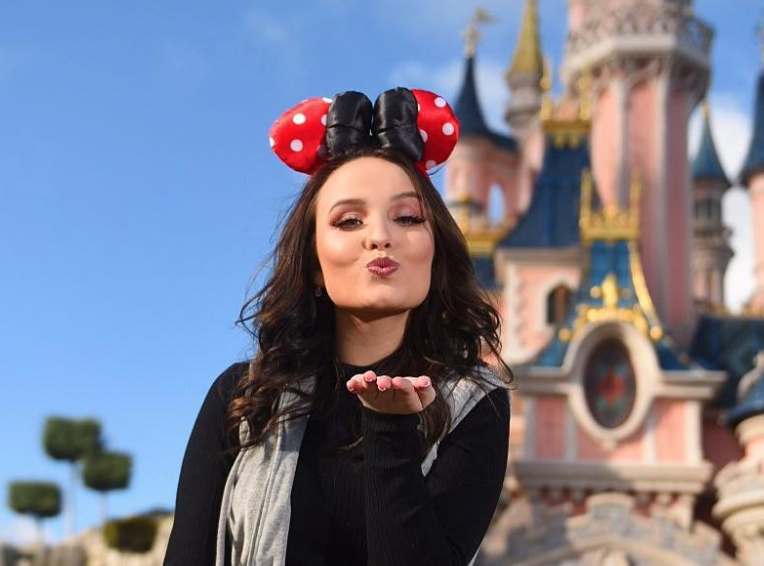 Larissa Manoela se declara ao Mickey no aniversário do personagem