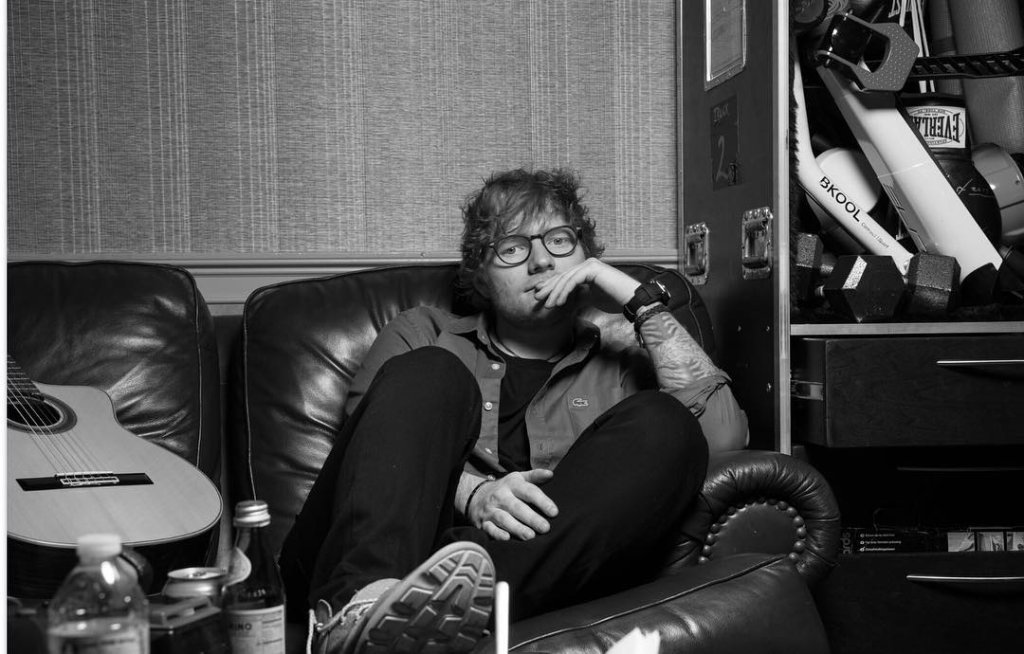 Ed Sheeran volta a tocar em shows após quebrar os dois braços