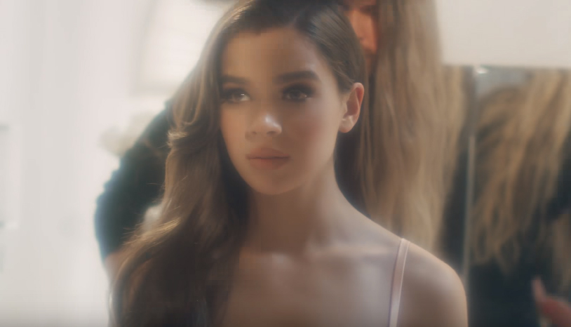 Hailee Steinfeld está linda em Let Me Go, parceria com Alesso