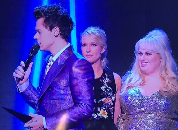 Piramos com o encontro de Harry Styles e atrizes de Pitch Perfect