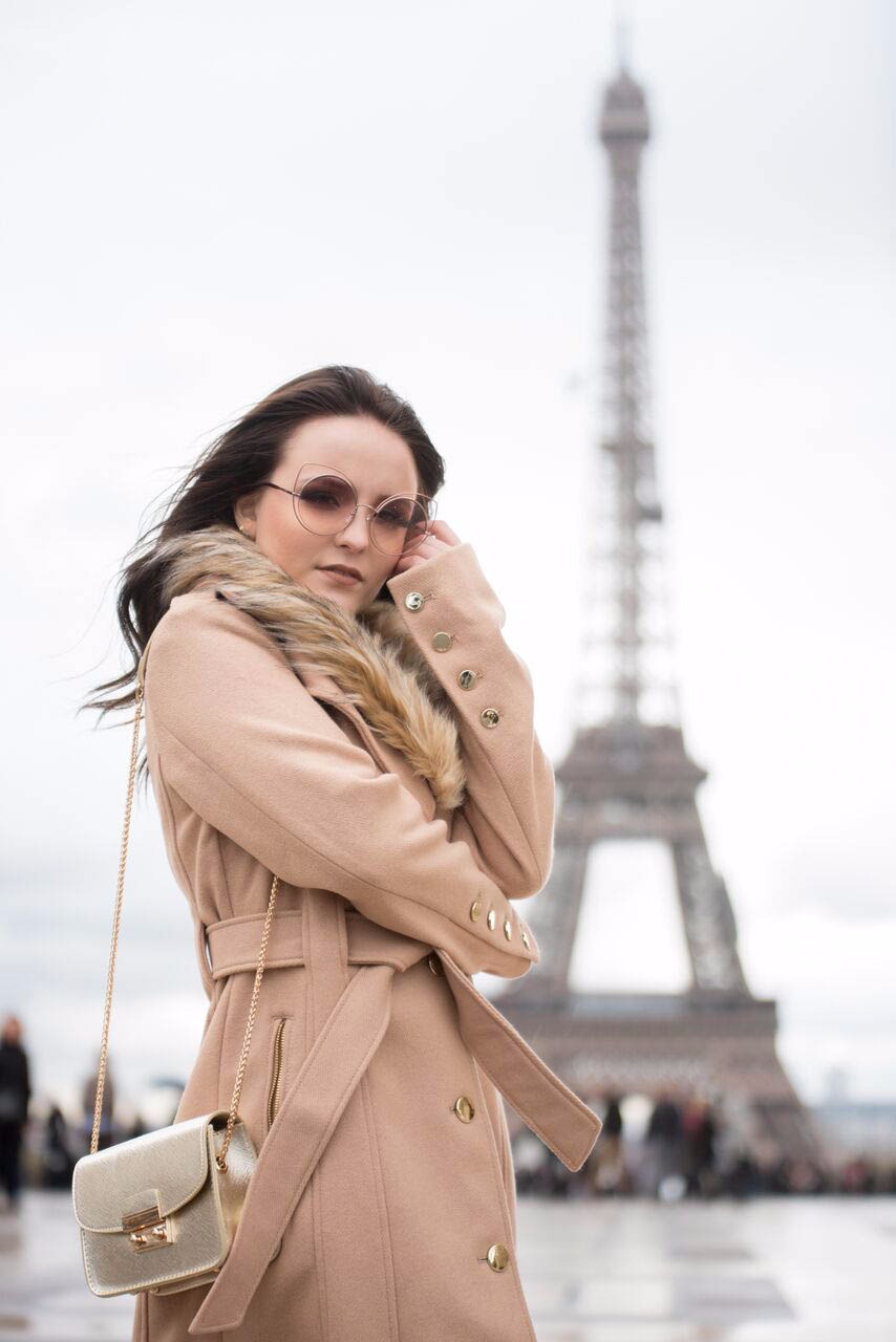 Larissa Manoela fotografa para sua coleção de bolsas em Paris