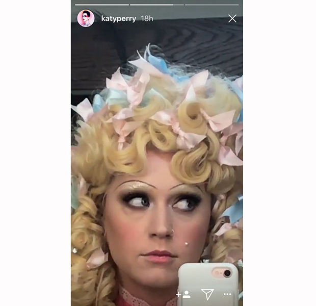 Katy Perry look retrô sobrancelha fininha