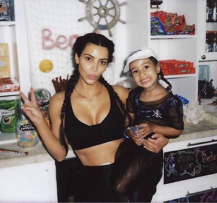 Kim Kardashian se envolve em outra polêmica sobre o cabelo de North West