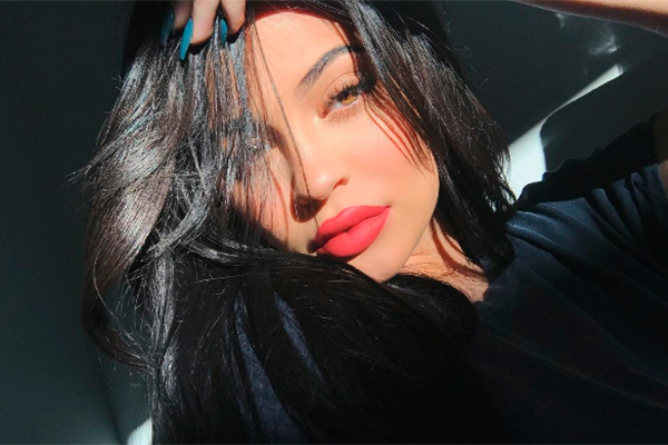 Fãs estão achando que Kylie Jenner pode ter revelado sexo do bebê