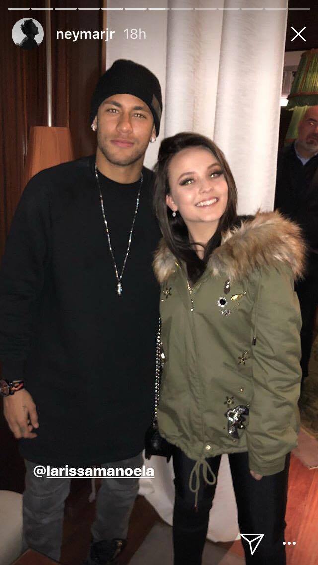 homem usa gorro preto e menina casaco com pelinhos