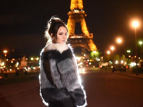 Larissa Manoela arrasou nos looks de street style em Paris