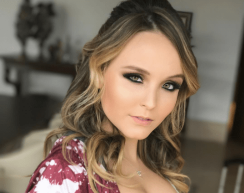 Larissa Manoela confessa que já lembrou de ex estando com atual