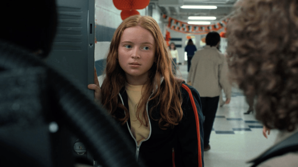 Sadie Sink diz que não se sentiu forçada a fazer cena de beijo