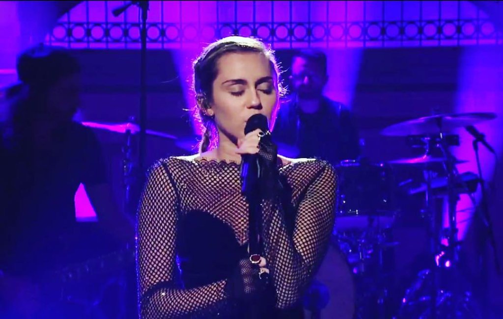 Miley Cyrus apresenta Bad Mood ao vivo pela primeira vez no SNL