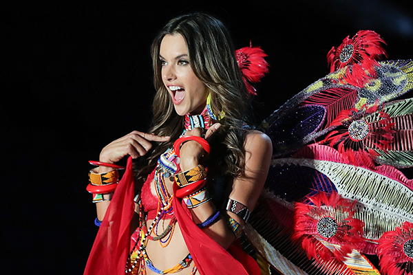 Modelos da Victoria’s Secret contam como lidam com as espinhas