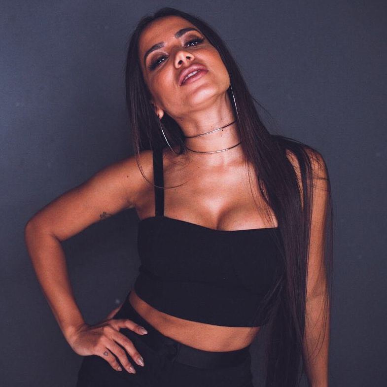 Mulher engana Anitta em show para divulgar sua própria música