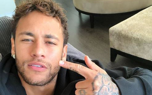 Neymar banca o modelo em ensaio sensual e Demi Lovato curte