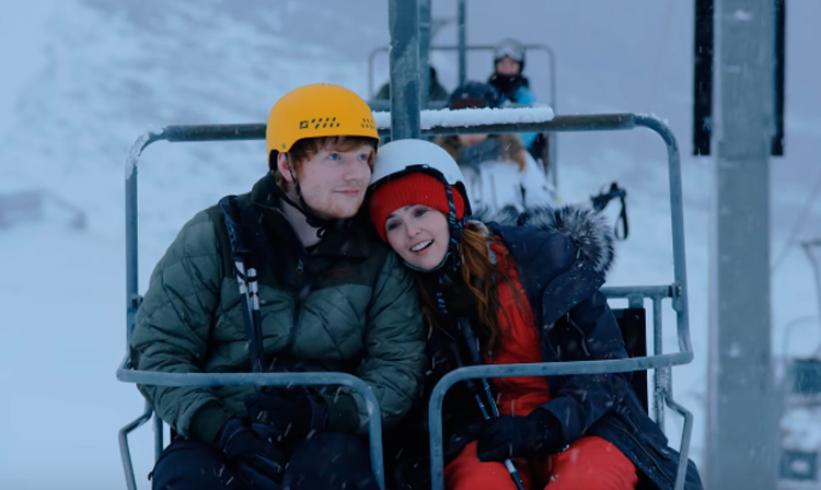 Ed Sheeran vive romance na neve no clipe de Perfect