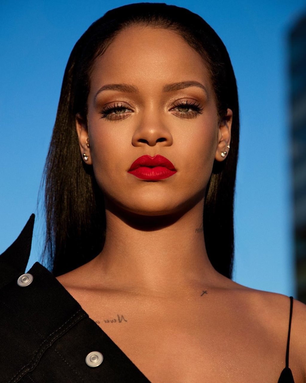 9 garotas diferentes testaram o novo batom vermelho da Rihanna