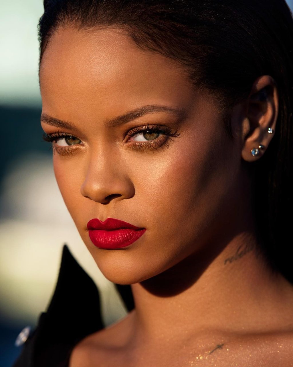 Fenty Beauty incentiva garota insegura a usar batom vermelho