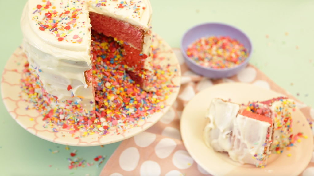 Bolo piñata é a receita perfeita para sua festa de fim de ano