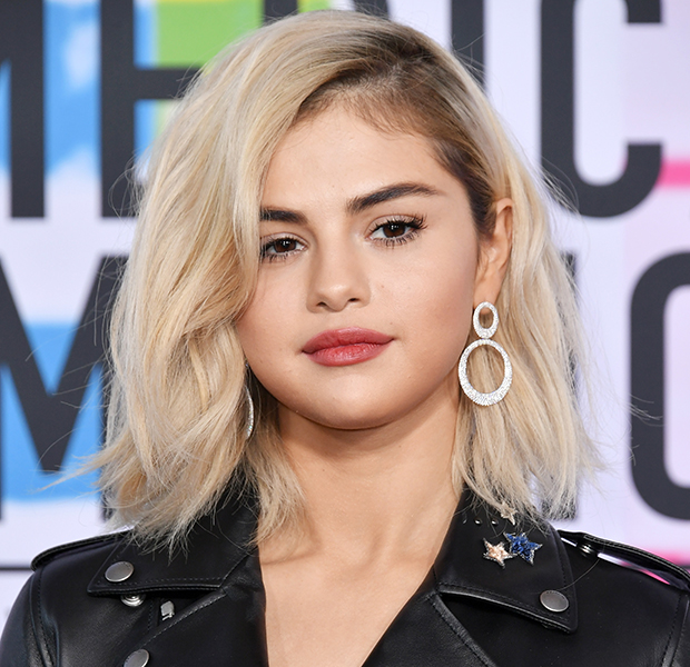 Selena Gomez fala sobre boatos de fazer a bruxinha Sabrina