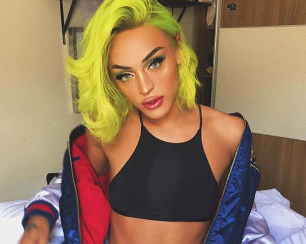 Pabllo Vittar arrasa em tutorial de maquiagem para revista gringa