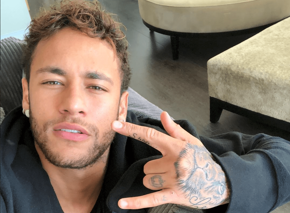 Chute ~fail~ de Neymar vira meme e internet não perdoa