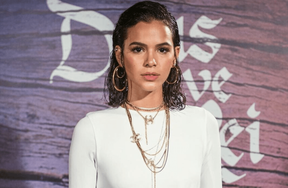 Bruna Marquezine celebra Natal com crianças refugiadas