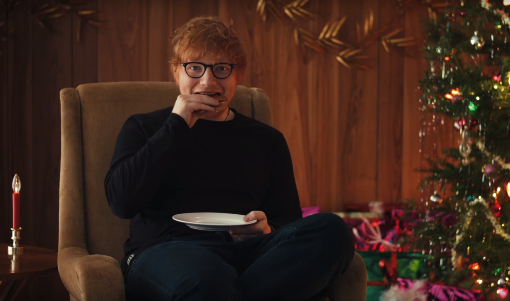 Ed Sheeran devora ele mesmo em versão biscoito natalino