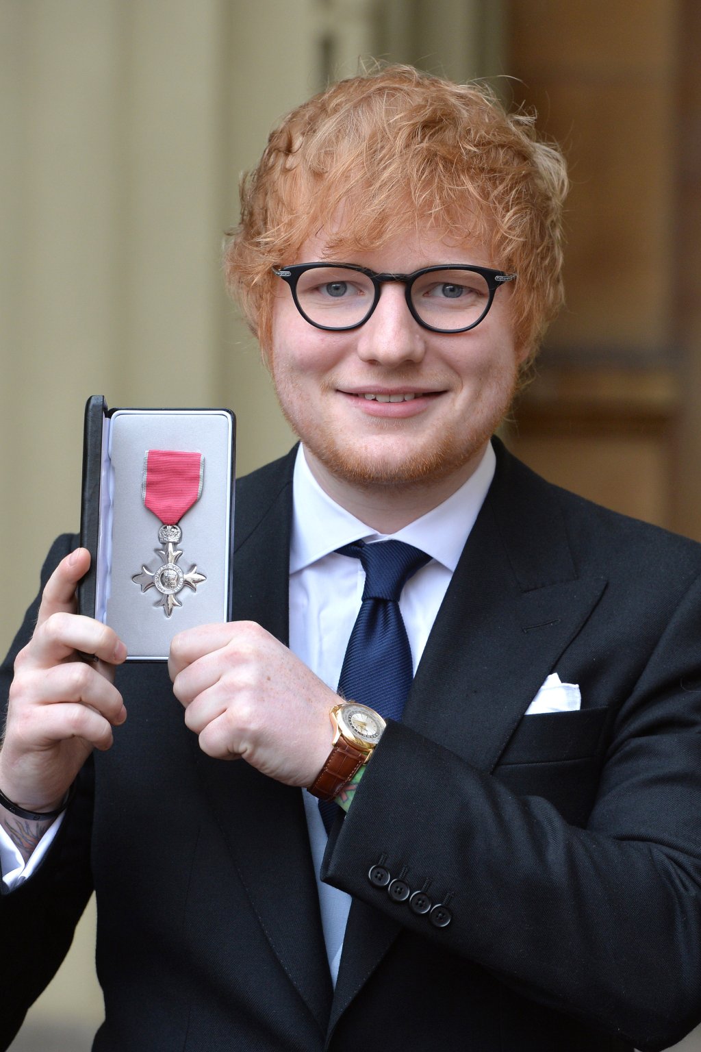 Ed Sheeran realiza sonho de avô ao ganhar medalha da realeza